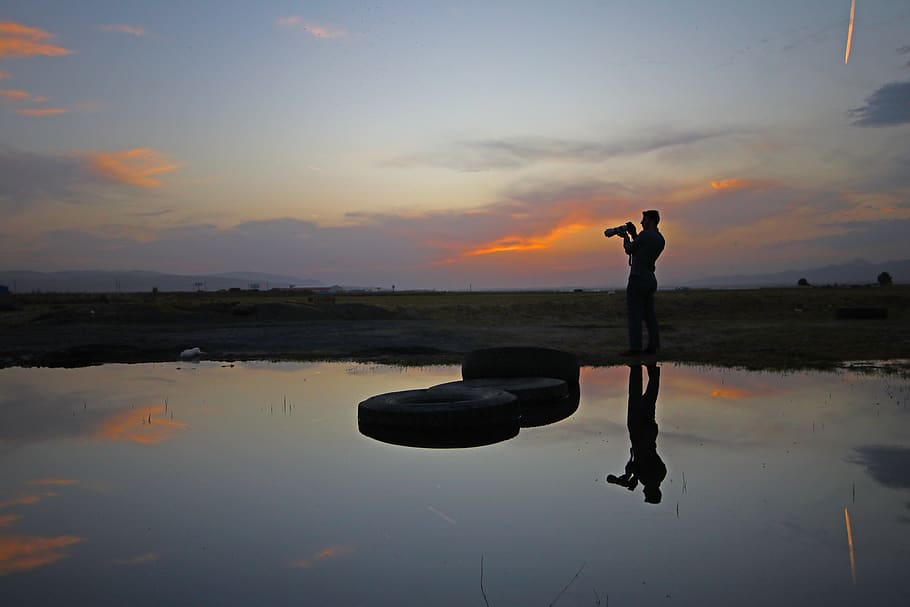 reflexió, taca, llum, llums, lent, digital, naturalesa, paisatge, estiu, posta de sol, llac, natural, cel, aigua, una persona, de peu, persones reals, longitud completa, estils de vida, escenics - natura, bellesa a la natura, homes, núvol - cel, activitat d'oci, tranquil·litat, escena no urbana, escena tranquil·la, a l'aire lliure, 5K