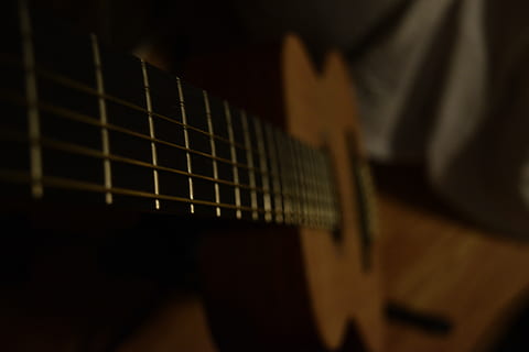 gitar, instrumen, string, alat musik, musik, instrumen dawai, budaya seni dan hiburan, peralatan musik, dalam ruangan, tali, merapatkan, fokus selektif, alat musik string, fretboard, gitar akustik, bermain, tembakan studio, memetik instrumen, gitar elektrik, tidak ada orang, ketrampilan, masih hidup, latar belakang hitam, 5K, CC0, domain publik, bebas royalti