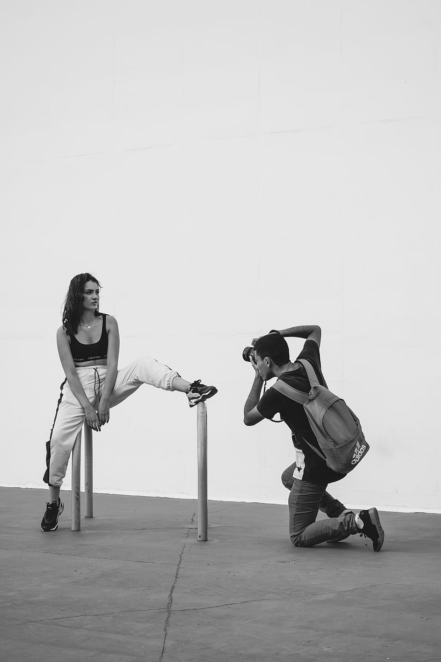 černobílý, fotografování, osoba, přijímání, fotografie, žena, batoh, Černý a bílý, Fotoaparát, přístroj, dslr, dslr fotoaparát, móda, módní, ve stupních šedi, volný čas, Modelka, výzbroj, chodník, fotograf, focení, póza, představují, držení těla, snap, fotit, technologie, plná délka, skutečných lidí, nástěnný prvek, dva lidé, uvnitř, životního stylu, volnočasové aktivity, mladého dospělého, lidé, Mladá žena, neformální oblečení, ženy, boční pohled, kopie prostor, sport, mladí muži, umělecká kultura a zábava, podlaha, agrese, noha, 5K