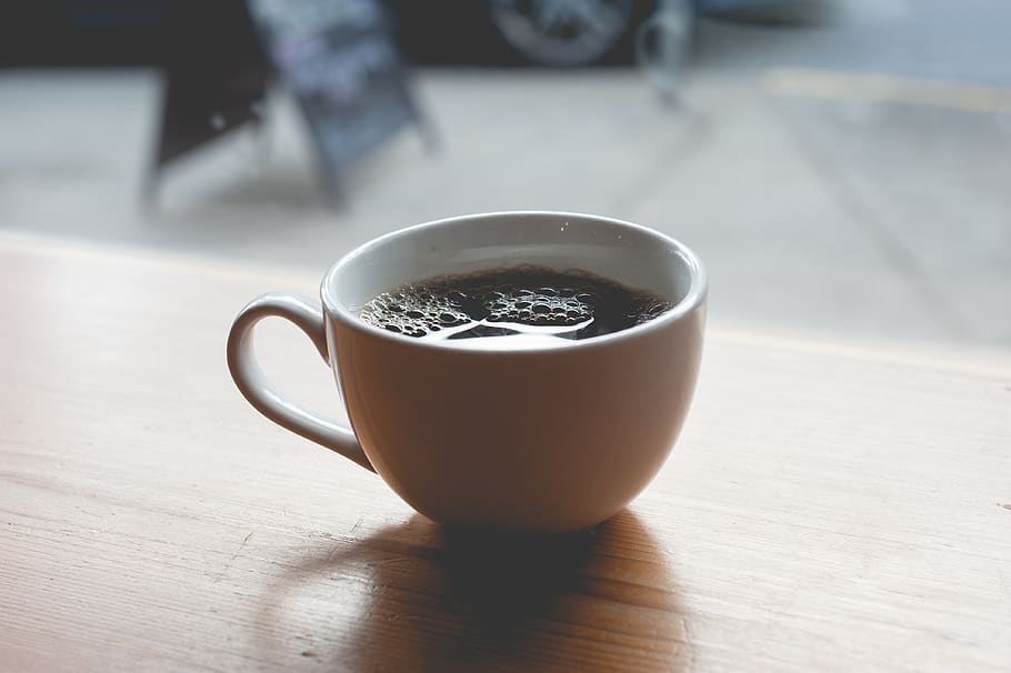fyldt hvid kop, kaffekop, kop, drikke, drik, keramik, cafe, indendørs, te, underkop, koffein, kaffe, varme, coffeeshop, latte, espresso, restaurant, træ, bord, møbel, kaffebord, mad og drikke, krus, forfriskning, varm drikke, kaffe - drikke, friskhed, træ - materiale, fokus på forgrunden, te - varm drikke, ingen mennesker, tæt på, stilleben, mad, te kop, alkoholfri drikkevare, 4K
