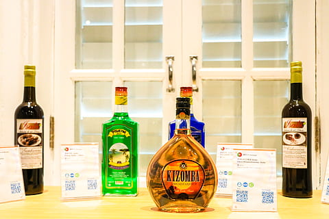 vinho, vin, flaska, behållare, alkohol, mat och dryck, vinflaska, förfriskning, dryck, inomhus, fortfarande liv, märka, val, glas - material, variation, tabell, inget folk, text, transparent, hylla, närbild, rödvin, 5K, CC0, offentligt domän, royaltyfria