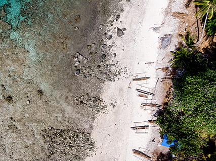 grauer Boden, Natur, draußen, Landschaft, Timor-Leste, Straße, Wasser, Boote und Korallen, adara, Luftaufnahme, Boden, Fluss, Sand, Eis, Textur, Boot, Land, Berg, Baum, Vegetation, Tag, Pflanze, Strand, keine Leute, High Angle View, Wandbau - Funktion, die Architektur, gebaute Struktur, Schönheit in der Natur, Sonnenlicht, direkt darüber, Wachstum, 5K, CC0, gemeinfrei, lizenzfrei