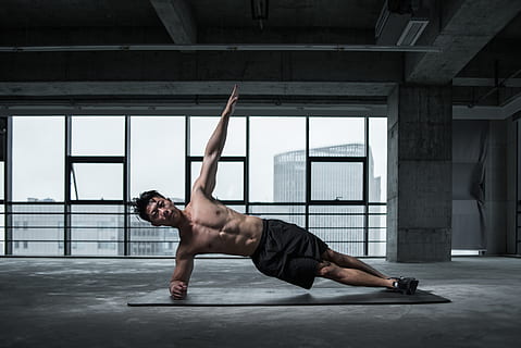Mann macht Yoga, Abs, Aktion, Athlet, Balance, Karosserie, Gebäude, Konzentration, Übung, passen, Fitness, Kerl, gesund, drinnen, männlich, Mann, Muskeln, Person, Position, mit nacktem Oberkörper, Stärke, stark, Fenster, Yoga, Yoga Matte, ausüben, gesunder Lebensstil, eine Person, Lebensstile, Sport, Wohlbefinden, in voller Länge, Männer, Vitalität, junge Männer, Muskelaufbau, Flexibilität, Tag, Sporttraining, echte Menschen, Fertigkeit, menschlicher Arm, kurze Hose, Cross-Training, reife Männer, 5K, CC0, gemeinfrei, lizenzfrei