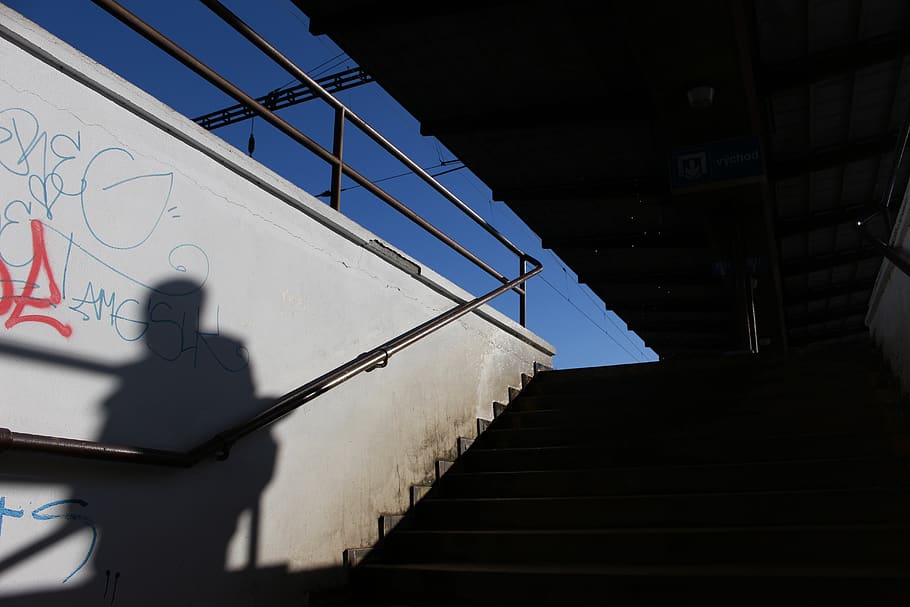escala de formigó gris, barana, escala, fusta, concret, paret, fusta contraxapada, graffiti, a l'interior, soterrani, habitació, mural, pintura, art, llosa, claraboia, edifici, arquitectura, finestra, vista d’angle baix, passos i escales, estructura construïda, cap gent, exterior de l'edifici, naturalesa, a l'aire lliure, ombra, cel, dia, llum solar, blau, funció de construcció de parets, art i artesania, transport, 5K