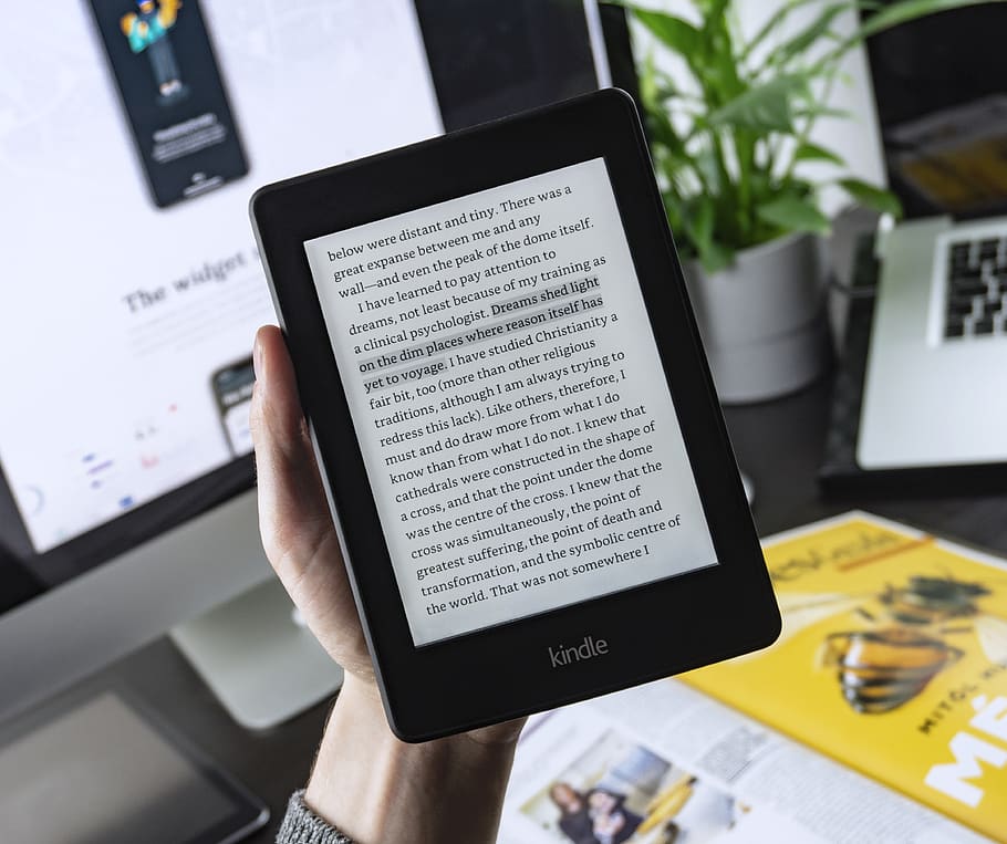 comprimit Kindle activat, comunicació, tecnologia sense fils, a l'interior, tecnologia, publicació, llibre, una persona, celebració, connexió, mà humana, tauleta digital, text, taula, paper, mà, vista d’angle alt, ordinador, part del cos humà, negocis, 4K