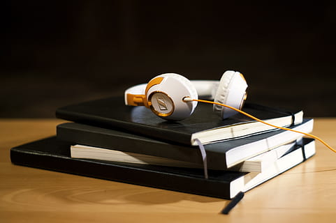 hoofdtelefoons, blocnote, notitieboekje, voorwerpen, audio, binnenshuis, studio opname, tafel, geen mensen, detailopname, stilleven, publicatie, zwarte achtergrond, boek, doos, doos - container, wijsheid, groep objecten, geschiedenis, houder, opleiding, communicatie, stack, focus op de voorgrond, luxe, 2K, CC0, publiek domein, royaltyvrij