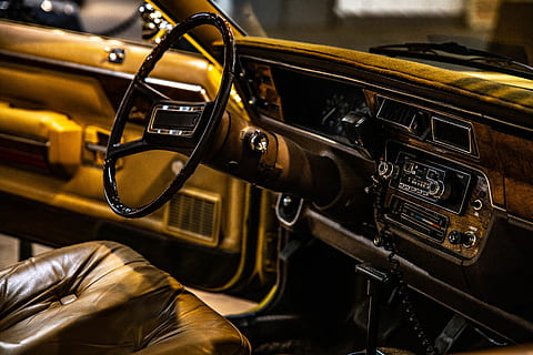 Maschine, Rad, Gangschaltung, Reifen, Lenkrad, Autoreifen, gesprochen, Fahrzeug, Transport, Auto, Automobil, Motorrad, Spur, Motor-, Geschwindigkeitsmesser, Leichtmetallfelge, Cockpit, Fahren, Sportwagen, Coupe, Nahansicht, Musik-, drinnen, Kunst, Kultur und Unterhaltung, Transportmittel, Fokus auf den Vordergrund, keine Leute, Landfahrzeug, Metall, Leder, schwarze Farbe, Retro-Stil, Kraftfahrzeug, selektiver Fokus, Musikinstrument, Motor, Tag, 8K, CC0, gemeinfrei, lizenzfrei