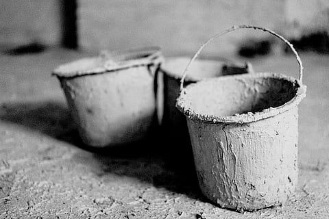 drei graue Eimer, Eimer, Getränk, Milch, Topf, Lebensmittel, Dessert, Eis, Creme, Sahne, Sieden, Korb, Schmortopf, Kessel, Cricket-Insekt, Insekt, Tier, wirbellos, Kanal, Kohle, Nahansicht, Fokus auf den Vordergrund, Stillleben, selektiver Fokus, keine Leute, drinnen, Holz - Material, Tag, alt, Container, Tabelle, Wohlbefinden, gesundes Essen, Essen und Trinken, Frische, Kokosnuss, Natur, Land, Zeichenfolge, 5K, CC0, gemeinfrei, lizenzfrei