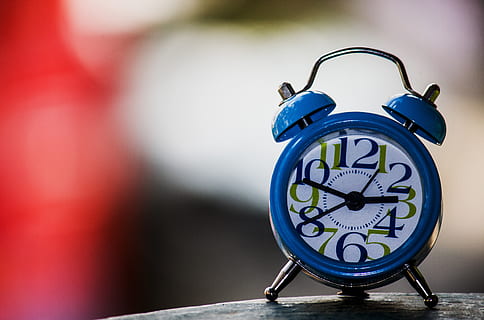 Tischuhr, Uhr, Design, Wecker, Zeit, keine Leute, Nahansicht, Ziffernblatt, drinnen, Blau, Fokus auf den Vordergrund, einzelnes Objekt, Stillleben, kopieren sie platz, Tag, Minutenzeiger, Uhrzeiger, Metall, Studioaufnahme, Frist, mehrfarbig, 5K, CC0, gemeinfrei, lizenzfrei