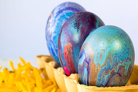 ei, kleurrijk, Paas eieren, Pasen, verf, kleur, gekleurde, gieten, vrolijk, vriendelijk, mooi, de lente, eten, heerlijk, rood, turkoois, blauw, groen, goud, ovaal, detailopname, multi gekleurd, studio opname, geen mensen, binnenshuis, gebied, witte achtergrond, geel, voedsel, natuur, stilleven, kunst en ambacht, rijkdom, wereldbol - door de mens gemaakt object, paasei, decoratie, groep objecten, 4K, CC0, publiek domein, royaltyvrij