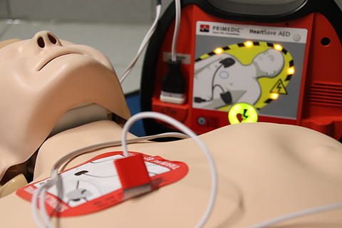 pertolongan pertama, boneka, olahraga, aed, defibrillator, menyelamatkan, medis, penyelamat, membantu, keadaan darurat, kecelakaan, paramedis, boneka penyelamat, pelatihan pertolongan pertama, latihan, menyelesaikan, dokter, kesehatan, rettungsdienst, api, tentu saja, teknologi, komunikasi, merah, koneksi, merapatkan, dalam ruangan, perwakilan, tidak ada orang, representasi manusia, kesehatan dan obat-obatan, masih hidup, mesin, meja, peralatan listrik, kabel, mainan, peralatan, jumlah, listrik, Sumber Daya listrik, 5K, CC0, domain publik, bebas royalti