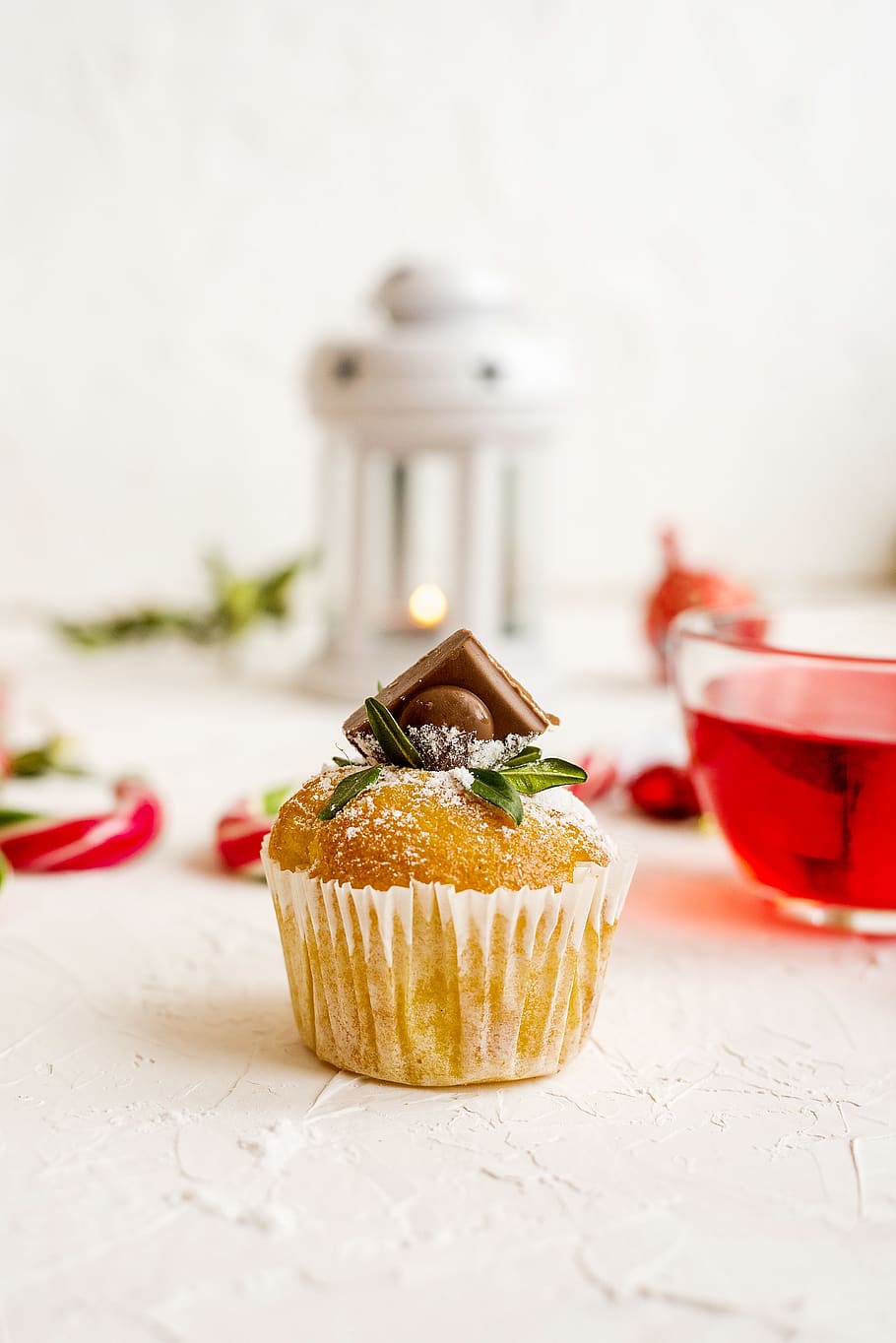 cupcake, hvid, overflade, mad, kage, fløde, dessert, creme, konfekture, søde sager, glasur, keramik, vase, krukke, plante, potteplante, muffin, plantageejer, urter, chokolade, karamel, mynte, sødt mad, mad og drikke, overbærenhed, sød, indendørs, friskhed, fristelse, ingen mennesker, klar til at spise, bord, stilleben, fokus på forgrunden, tæt på, bagt, usund spisning, selektiv fokusering, cupcake holder, snack, 5K