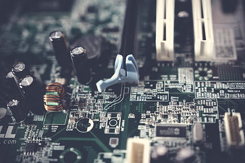 photographie d'inclinaison, carte mère, brouiller, condensateurs, chips, circuit, circuit imprimé, fermer, composant, Composants, lien, CPU, électronique, concentrer, Matériel, puce électronique, microprocesseur, semi-conducteur, La technologie, transistor, Industrie électronique, puce informatique, ordinateur, personne, mise au point sélective, partie informatique, à l'intérieur, équipement informatique, industrie, équipement, la communication, complexité, innovation, modèle, vue grand angle, équipement électrique, composant électrique, 5K, CC0, domaine public, libre de droits