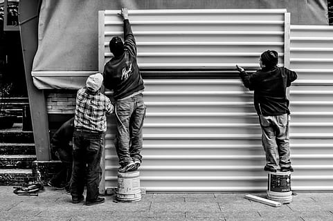 grijswaardenfoto, drie, mannen, regelen van, metalen wand, echte mensen, volledige lengte, groep mensen, saamhorigheid, mensen, casual kleding, achteraanzicht, dag, vrijetijdsbesteding, levensstijlen, architectuur, staand, kind, vrouw, vervoer, bonding, 2K, CC0, publiek domein, royaltyvrij