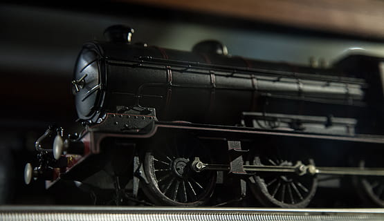 zwart, trein schaalmodel, trein, vervoer, locomotief, voertuig, machine, wiel, stoommachine, motor, Australië, blauwe bergen, het spoor, speelgoed-, model-, wijnoogst, boiler, schaalmodel, tinnen speelgoed, miniatuur, stoomtrein, metaal, detailopname, binnenshuis, selectieve aandacht, antiek, retro gestileerd, geen mensen, oud, wijze van transport, wapen, kunst cultuur en entertainment, muziek-, muziekinstrument, stilleven, reizen, focus op de voorgrond, dag, machinerie, zwarte achtergrond, 4K, CC0, publiek domein, royaltyvrij