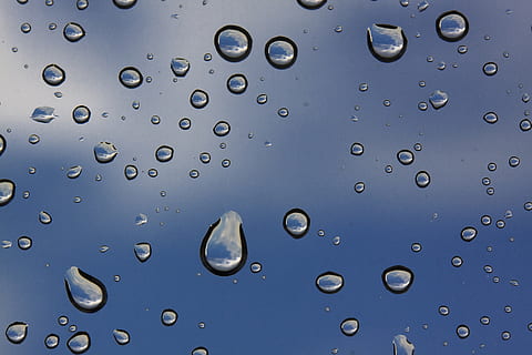 regn, regndråbe, vindue, dryppe, våd, beaded, skyer, mikrokosmos, makro, vand, dråbe, blå, tæt på, ingen mennesker, natur, baggrunde, indendørs, boble, form, cirkel, gennemsigtig, enkelhed, fuld ramme, geometrisk form, studio skud, renhed, 4K, CC0, offentligt domæne, royaltyfrie