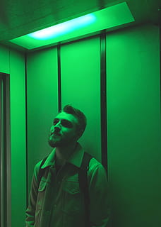 persona, umano, viso, ascensore, bucuresti, Romania, strada nicolae tonitza 19, illuminazione, ritratto, fotografia, foto, porta, uomo, accessorio, bicchieri, Accessori, capi di abbigliamento, abbigliamento, verde, autoscatto, una persona, giovani uomini, persone reali, giovane adulto, colore verde, in casa, stili di vita, attività di svago, in piedi, uomini, analizzare, cercare, guardare, dalla vita in su, illuminato, maschi, vista frontale, abbigliamento casual, adulto, contemplazione, 4K, CC0, dominio pubblico, privo di copyright