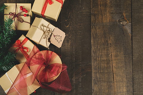 рождественские подарки, flatlay, рождество, дары, каникулы, Таблица, подарок, дерево - материал, день отдыха, натюрморт, праздник, нет людей, высокий угол обзора, бумага, Рождественский подарок, завод, лента, прямо над, лента - швейное изделие, в помещении, завернутый, коробка, лук, подарочная коробка, коробка - контейнер, оберточная бумага, пакет, рождественское украшение, 4K