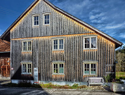 brunt trehus, arkitektur, benk, bygning, skyer, dagslys, ytre, bolig, tak, tre, bygge eksteriør, bygget struktur, vindu, hus, boligområde, sky - himmel, himmel, natur, ingen folk, dag, fasade, by, inngang, utendørs, gammel, anlegg, dør, gate, garasje, rekkehus, 1080P, CC0, offentlig domene, opphavsrett gratis