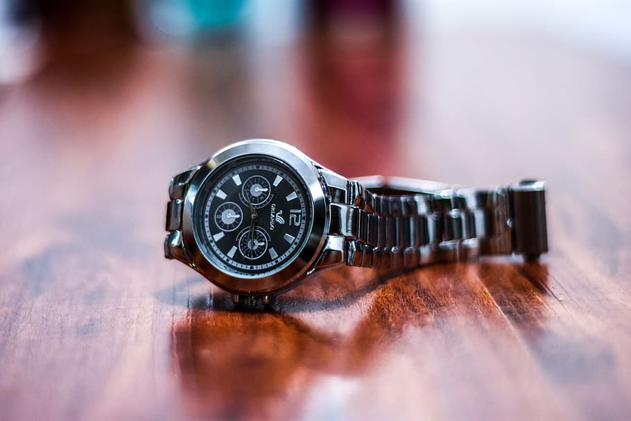 ceas, brăţară, timp, ora, ore, minute, elegant, a închide, în interior, metal, selectiv, masa, un singur obiect, lemn - material, nici o persoana, precizie, tehnologie, număr, ceas de mână, argintiu colorat, să se concentreze asupra primelor elemente, natură moartă, conexiune, cerc, ceas de buzunar, 5K