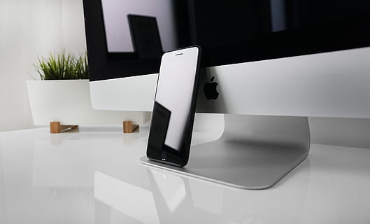 Mela, computer, del desktop, i phone, cellulare, smartphone, tavolo, tecnologia, moderno, in casa, nessuno, Colore bianco, mobilia, tecnologia wireless, comunicazione, interno di casa, stanza domestica, giorno, natura morta, connessione, soggiorno, natura, architettura, riflessione, struttura costruita, assenza, lusso, tavolino da caffè, 5K, CC0, dominio pubblico, privo di copyright