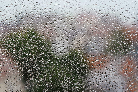 Regen, Feuchtigkeit, Fenster, Regentropfen, Glas, Wasser, nass, regnerisch, Flüssigkeit, Kondensation, regnet, Tropfen, Frühling, Textur, Wetter, fallen, Glas - Material, Vollbild, transparent, drinnen, keine Leute, Regenzeit, Hintergründe, Natur, Nahansicht, Tag, Monsun, Tau, 4K, CC0, gemeinfrei, lizenzfrei