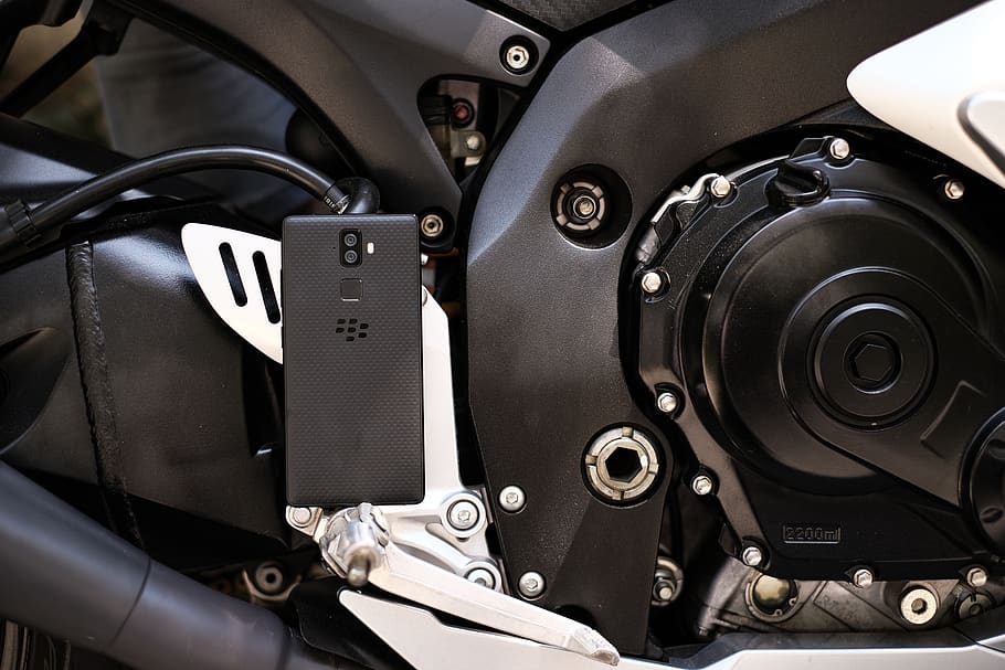 màquina, va parlar, roda, equipament, telèfon, telèfon mòbil, electrònica, mòbil, càmera, roda d’embragatge, telèfon Android, smartphone, evolucionar, mora, moto, fre, transport, cotxe, automòbil, vehicle, primer pla, manera de transport, tecnologia, cap gent, vehicle terrestre, metall, color negre, cinturó, seguretat, natura morta, interior del vehicle, a l'interior, objectes fets per l’home, interior del cotxe, fet per l'home, 5K