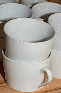 valkoinen, kahvinkupit, pino, pöytäkalusto, posliini, keraaminen, kuppi, asetelma, valkoinen väri, sisällä, ruoka ja juoma, muki, saviastiat, keramiikka, lähikuva, kontti, ei ihmisiä, kahvikuppi, pöytä, juoda, suuri joukko esineitä, virvoke, pikkulautanen, kodinkoneet, keittiöväline, puhdas, 2K, CC0, public domain, rojaltivapaa