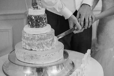 pastís, dolç, a l'interior, menjar dolç, postres, menjar i beguda, menjar, mà, mà humana, dones, al forn, adult, persones reals, celebració, esdeveniment, casament, pastís de boda, cerimònia del casament, cerimònia, 5K, CC0, domini públic, lliure de regalies