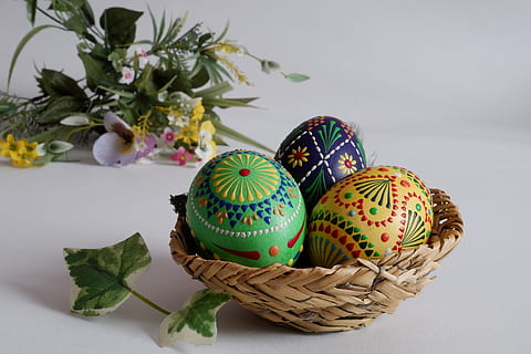 oua de Paste, ou de Paște, Paste Fericit, pictura în ouă de Paște, primăvară, colorate ouă de Paști, sorbian ouă de Paște, tehnologie bossi, ou, decor de Paști, în interior, natură moartă, coş, multi colorate, nici o persoana, studio shot, recipient, a închide, plantă, artă și sculptură, alimente, mancare si bautura, creativitate, Paști, floare, planta cu flori, natură, ispită, model floral, 4K, CC0, domeniu public, fără drepturi de autor