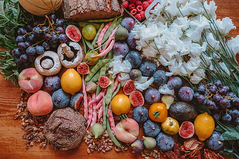 frugt, brød, bord, vindruer, blomster, figner, melon, træ, køkken, Italien, toscana, plade, morgenmad, sund og rask, mad, morgen, spise, ernæring, grøntsager, vitaminer, grøn, laver mad, frugter, sund kost, mad og drikke, friskhed, velvære, høj vinkel visning, valg, stilleben, variation, stor gruppe af objekter, ingen mennesker, grøntsag, overflod, dag, løg, drue, natur, ingrediens, moden, litchi, 5K, CC0, offentligt domæne, royaltyfrie