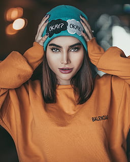 superfície blanca, roba, persona, humà, cara, barret, Diadema, dit, pell, bandana, gent, fotografia, retrat, foto, tapa, cabell, màniga, moda, accessoris, ulleres de protecció, una persona, vista frontal, adult jove, mirant la càmera, dones joves, a l'interior, estils de vida, persones reals, cintura cap amunt, dones, text, centrar-se en primer pla, dona guapa, de peu, pentinat, 1080P, CC0, domini públic, lliure de regalies