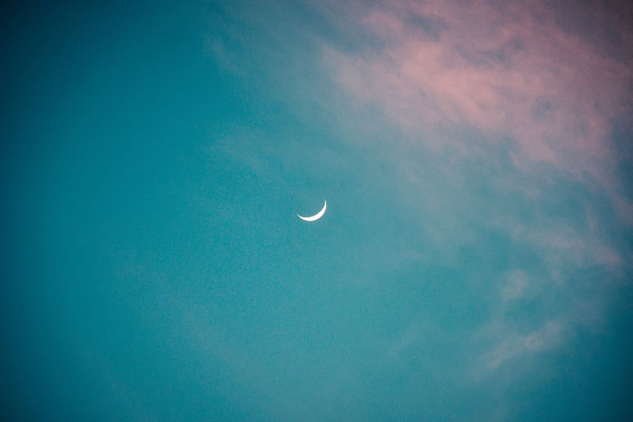 lua e céu, lua, céu, beleza na natureza, espaço, nuvem - céu, astronomia, noite, visão de baixo ângulo, scenics - natureza, tranquilidade, ninguém, natureza, crescente, cena tranquila, ao ar livre, fenómeno natural, azul, idílico, copie o espaço, eclipse, astrologia, lua planetária, luar, espaço e astronomia, 5K