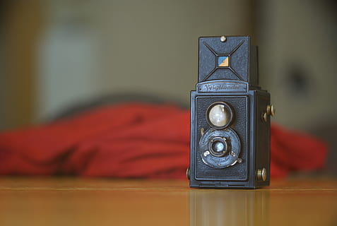 schwarze Hinterkamera, Elektronik, Kamera, Technologie, rot, drinnen, Tabelle, keine Leute, Retro-Stil, Nahansicht, Fokus auf den Vordergrund, Holz - Material, Antiquität, selektiver Fokus, Stillleben, analog, Verbindung, einzelnes Objekt, Möbel, alt, Wohngebäude, Wohnraum, 5K, CC0, gemeinfrei, lizenzfrei