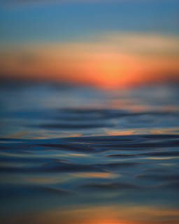 posta de sol, superfície, aigua, oceà, platja de l'oceà, llum solar, ondulació de l’oceà, ripple water, tranquil·litat, bellesa a la natura, cap gent, mar, cel, davant del mar, color taronja, escenics - natura, naturalesa, escena tranquil·la, a l'aire lliure, reflexió, fons, horitzó, ondulat, horitzó sobre l’aigua, moviment, nivell superficial, puresa, 4K, CC0, domini públic, lliure de regalies
