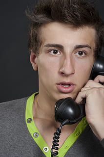 tineri, tip, om, față, portret, negru, telefon, lovitură de cap, o persoana, vedere din față, privind camera, tânăr adult, în interior, comunicare, tehnologie, Barbat tanar, Activitatea de agrement, vorbind, Receptorul telefonic, stiluri de viață, oameni adevărați, a închide, deținere, telefon fix, Fundal negru, 4K, CC0, domeniu public, fără drepturi de autor