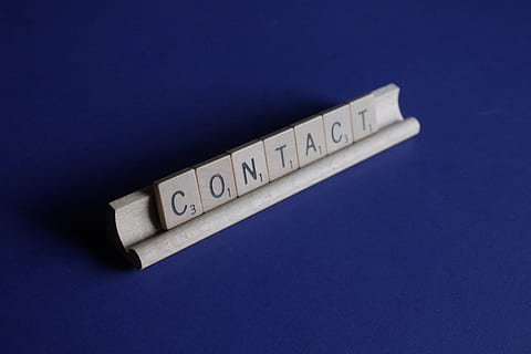 contacto scrable, juego, letras, emblema, escritorio, azul, mínimo, comunicación, comunicar, contacto, escarbar, palabra, espacio de trabajo, dominó, Contáctenos, contáctame, pieza de scrabble, foto de estudio, texto, adentro, escritura occidental, fondo de color, solo objeto, nadie, de cerca, fondo negro, Una sola palabra, sencillez, separar, letra mayúscula, vista de alto ángulo, copia espacio, misterio, firmar, material de madera, fondo azul, púrpura, 5K, CC0, dominio público, libre de derechos