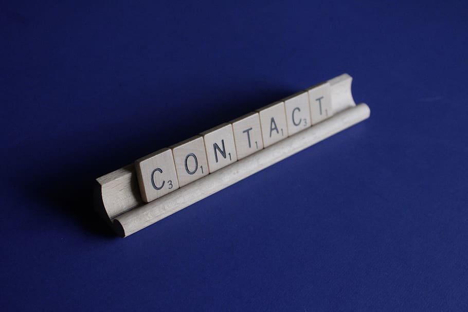 contacte amb breu, joc, lletres, emblema, escriptori, blau, mínim, comunicació, comunicar-se, contacte, Scrabble, paraula, espai de treball, dòmino, poseu-vos en contacte amb nosaltres, poseu-vos en contacte amb mi, peça de scrabble, tir de l'estudi, text, a l'interior, guió occidental, fons de colors, sol objecte, cap gent, primer pla, fons negre, sola paraula, senzillesa, tallar, lletra majúscula, vista d’angle alt, còpia espai, misteri, signe, material de fusta, fons blau, porpra, 5K