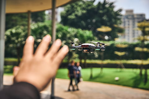 fokus fotografering, drone, flyvende, sløring, menneskelig hånd, rigtige mennesker, hånd, fritidsaktivitet, fokus på forgrunden, mennesker, arkitektur, dag, plante, gruppe af mennesker, fotografering temaer, menneskelig kropsdel, aktivitet, bygget struktur, udendørs, bedrift, natur, træ, livsstil, 5K, CC0, offentligt domæne, royaltyfrie
