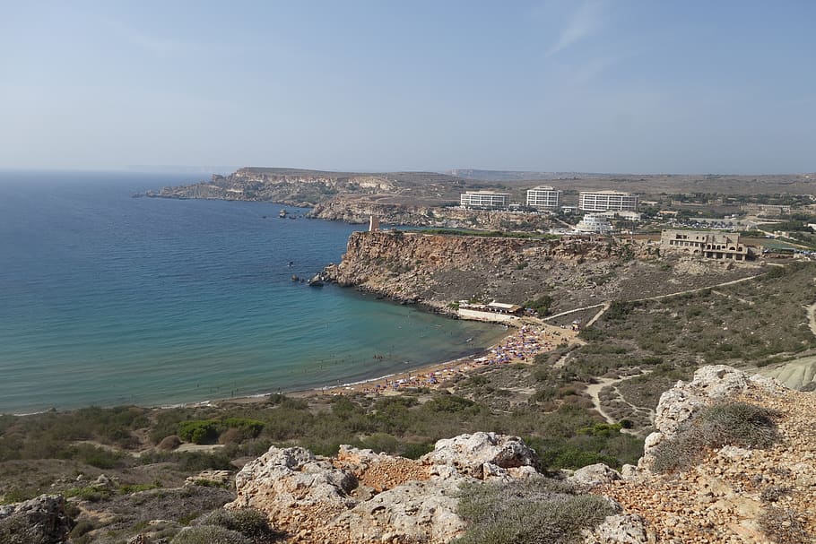 Malta, lato, mediterraneo, scogliere, acqua, mare, cielo, bellezza nella natura, terra, scenics - natura, natura, giorno, scena tranquilla, architettura, la tranquillità, spiaggia, nessuno, esterno dell'edificio, vista dall'alto, orizzonte, città, all'aperto, struttura costruita, orizzonte sull'acqua, 5K