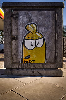 grå betonblok, kunst, hamburg, Tyskland, graffiti, vægmaleri, maleri, væg, transportmidler, automobil, køretøj, bil, by-, sollys, gadekunst, tegneserie, gul, skygge, Nort, etage, beton, meddelelse, skilt, ingen mennesker, dag, kreativitet, arkitektur, Kunst og håndværk, bygget struktur, tekst, informationsskilt, Information, udendørs, murbygningsfunktion, vestlige script, fortov, nummer, repræsentation, metal, 4K, CC0, offentligt domæne, royaltyfrie