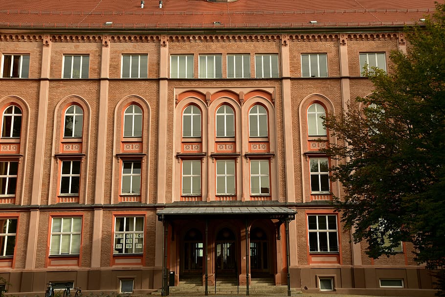 façana, maó, vell, històricament, finestra, arquitectura, edifici, paret, casa, ciutat, fons, maçoneria, arc, Augsburg, vell hospital principal de grua, estructura construïda, exterior de l'edifici, cap gent, barri residencial, dia, repetició, a l'aire lliure, vidre - material, en fila, costat a costat, arbre, vista d’angle baix, planta, apartament, casa de fila, 5K