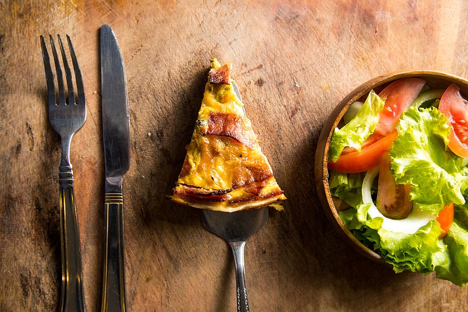 tall, pizza, al costat, forquilla, ganivet, crosta, deliciós, sopar, taula de sopar, menjar, fotografia de menjar, pastisseria, fotografia, pastís, quiche, amanida, saborós, menjar i beguda, utensili per menjar, estri de cuina, vegetals, alimentació saludable, frescor, llest per menjar, directament a sobre, carn, material de fusta, a l'interior, ganivet de taula, cap gent, placa, taula, equipament per a la llar, benestar, vaixella, 5K