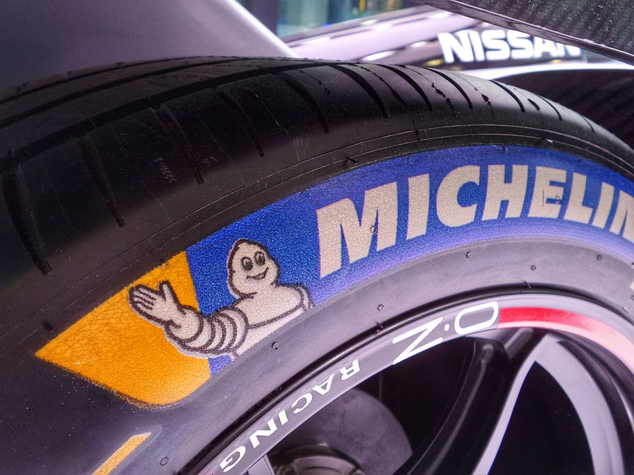 pneumàtic, carrera, cotxe, prototip, Michelin, Nissan, bibendum, tancar, roda, esport, blau, groc, negre, pneu, voiture, roue, Bleu, jaune, noir, イ ヤ, automòbil, transport, manera de transport, comunicació, text, vehicle terrestre, signe, guió occidental, primer pla, cap gent, dia, a l'aire lliure, Llei, senyal d'advertència, viatjar, autoritat, ciutat, 5K