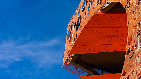 edifício laranja, Lyon, França, construção, madeira, Madeira compensada, orang, céu, embarcação, bote, transporte, barco, arquitetura, habitação, mobília, Centro de Convenções, arena, iluminação, azul, estrutura construída, visão de baixo ângulo, dia, ninguém, transporte de carga, Remessa, natureza, exterior do edifício, ao ar livre, o negócio, embarcação náutica, contêiner de carga, indústria, vermelho, agua, céu limpo, 5K, CC0, domínio público, royalty free