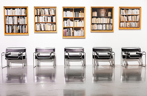 cinc prestatgeries marrons, mobles, cadira, a l'interior, habitació, prestatgeria, biblioteca, llibre, sala, paret, concepte, reflexions, seients buits, art, imatges, llibres, prestatge, pis, sòls, restaurant, cafeteria, seient, prestatge per a llibres, publicació, educació, taula, arranjament, cap gent, gran grup d'objectes, en fila, buit, costat a costat, ordre, arquitectura, 5K, CC0, domini públic, lliure de regalies