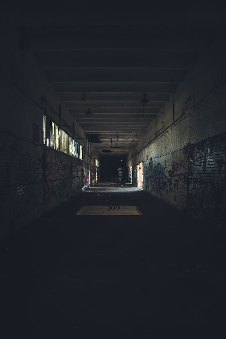 passadís buit, passadís, cripta, masmorra, edifici, bunker, il·luminació, urbà, túnel, presó, ciutat, pis, sòls, magatzem, a l'interior, carretera, carrer, maleter de cotxe, passarel·la, arquitectura, el camí a seguir, direcció, estructura construïda, cap gent, buit, sostre, perspectiva decreixent, funció de construcció de parets, arcade, il·luminat, fosc, llum al final del túnel, equips d’il·luminació, dia, llarg, pas inferior, 5K