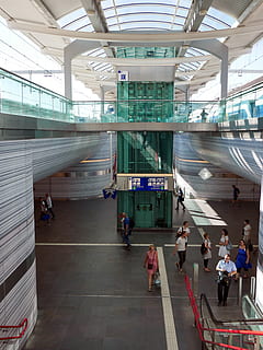 station, togstation, platform, underjordisk, forskudt plan, rejsende pendlere, gruppe af mennesker, rigtige mennesker, stor gruppe mennesker, menneskemængde, herrer, arkitektur, transportmidler, indendørs, offentlig transport, rejse, livsstil, bygget struktur, voksen, jernbanetransport, transportform, loft, Kvinder, dag, tog, venter, 4K, CC0, offentligt domæne, royaltyfrie