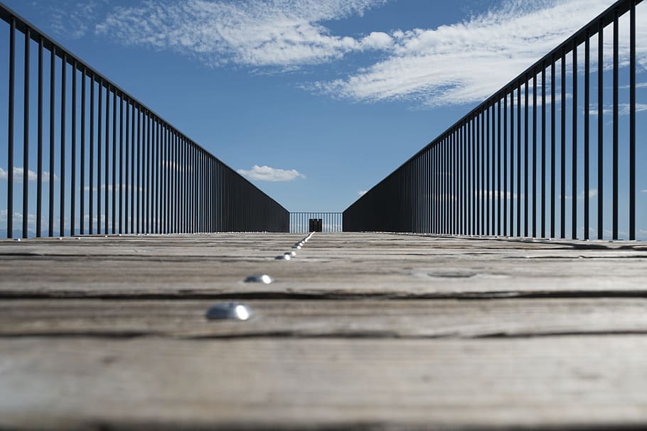 arquitectura, estructures, ponts, balustre, acer, modern, art, camins, fusta, panells, pis, cargols, línies, perspectiva, patrons, cel, núvols, barana, estructura construïda, dia, naturalesa, núvol - cel, pont, pont - estructura feta per l'home, nivell superficial, transport, enfocament selectiu, connexió, llum solar, metall, a l'aire lliure, cap gent, material de fusta, el camí a seguir, perspectiva decreixent, llarg, 5K