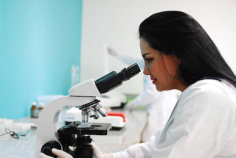 microscope, recherche, scientifique, laboratoire, Occupation, santé et médecine, blouse de laboratoire, à l'intérieur, femmes, Vêtements, une personne, les femelles, adulte, vue de côté, femmes d'âge moyen, instrument optique, Vrais gens, La technologie, compétence, médecin, portrait, photo du visage, coiffure, 4K, CC0, domaine public, libre de droits